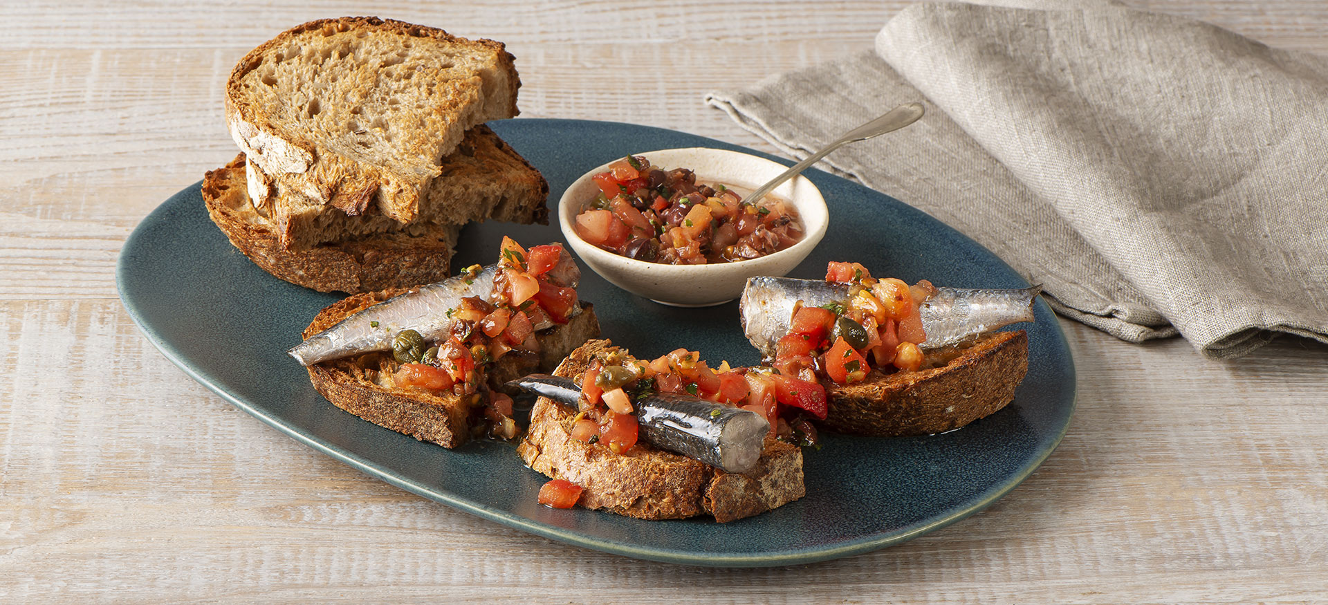 Toast of rustic bread with sardines and Mediterranean sauce2